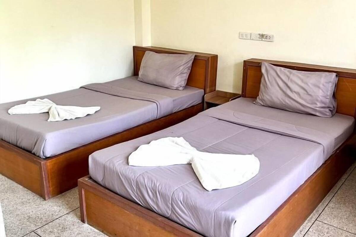 Escritorio, cortinas blackout, wifi gratis y ropa de cama