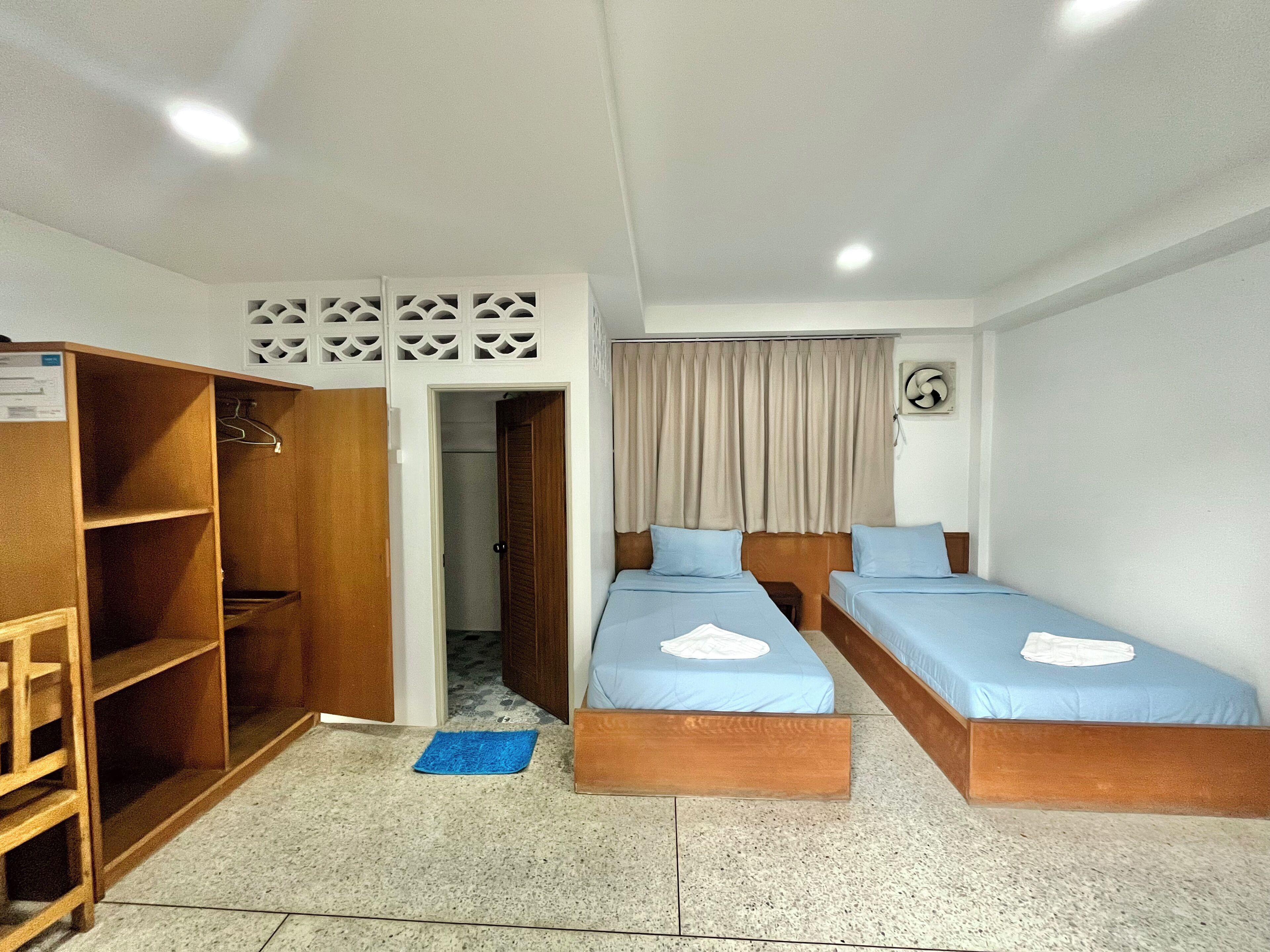 Habitación superior, 2 camas individuales | Escritorio, cortinas blackout, wifi gratis y ropa de cama 