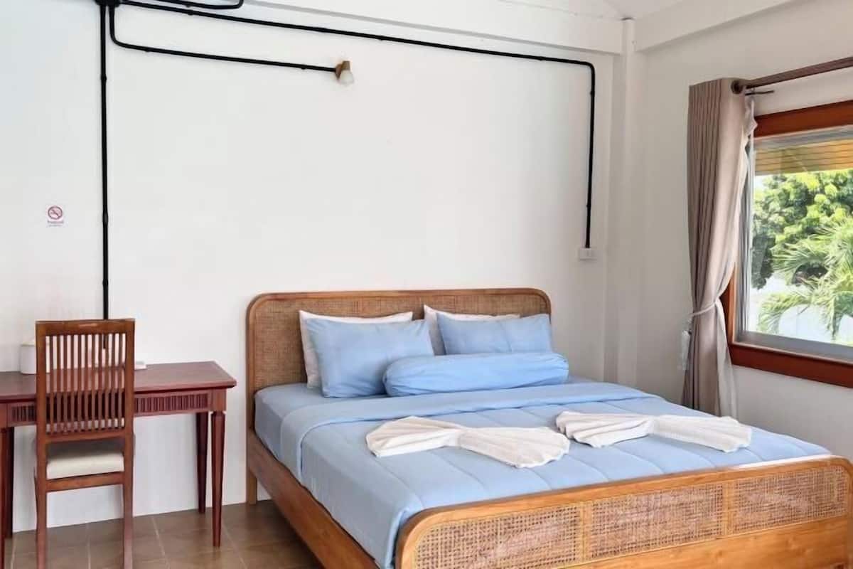 Escritorio, cortinas blackout, wifi gratis y ropa de cama