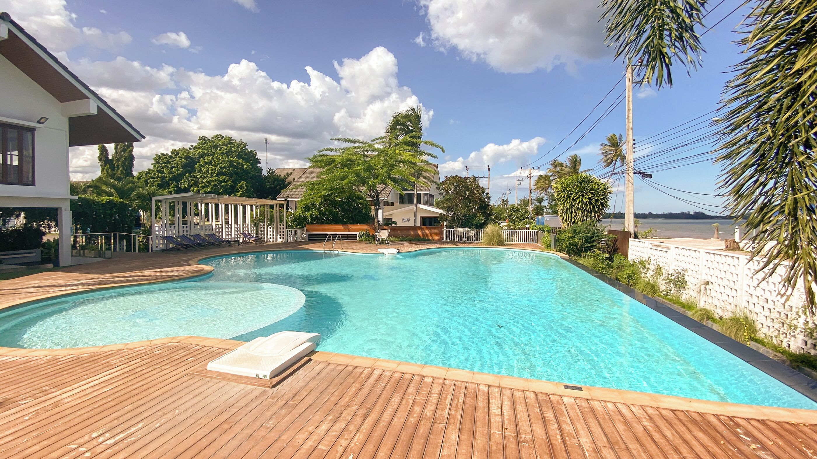 屋外プール、営業時間 7:00 ～ 14:00、サンラウンジャー