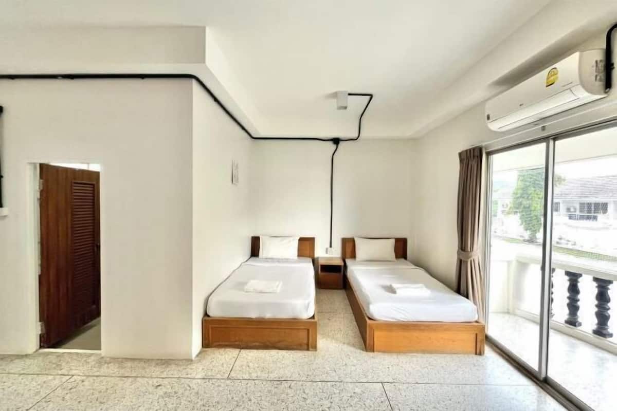 Escritorio, cortinas blackout, wifi gratis y ropa de cama