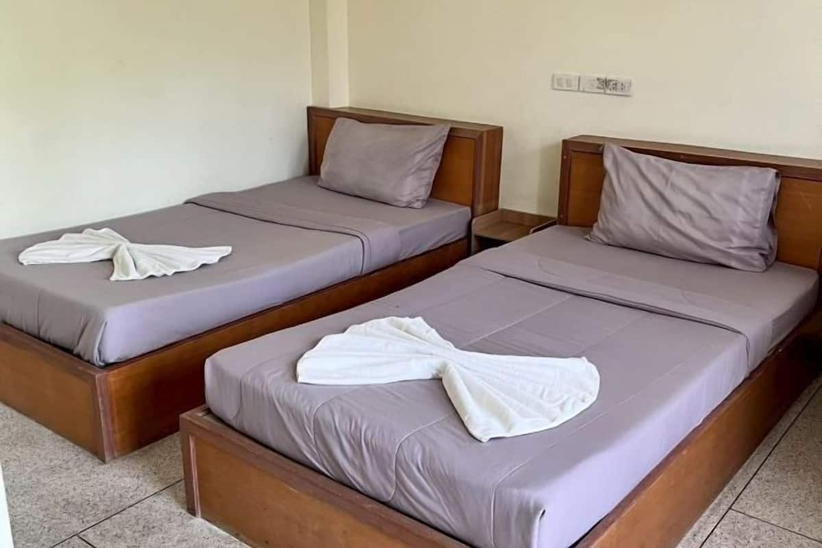 Escritorio, cortinas blackout, wifi gratis y ropa de cama