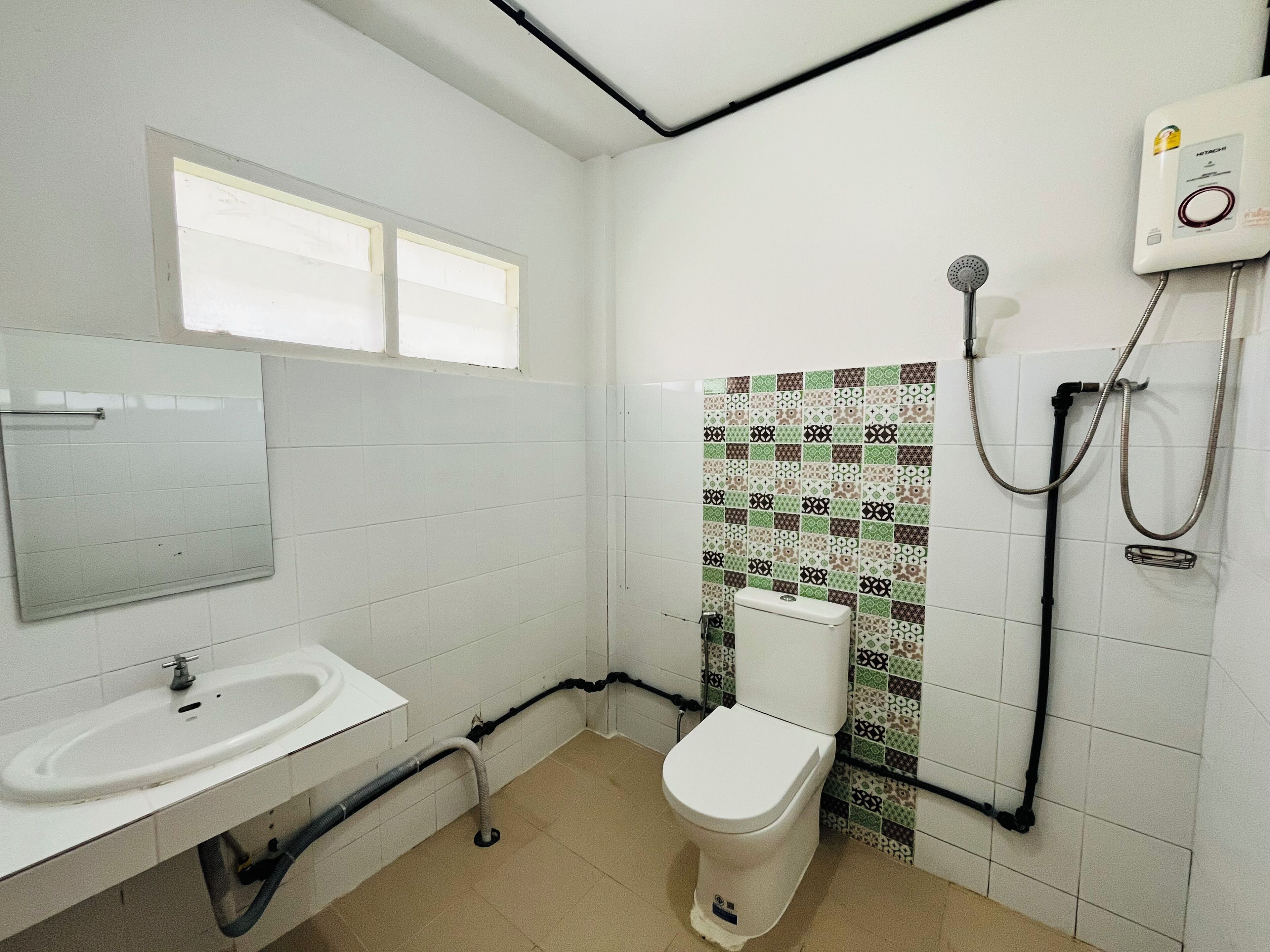 Un baño pequeño con inodoro, lavabo y ducha.