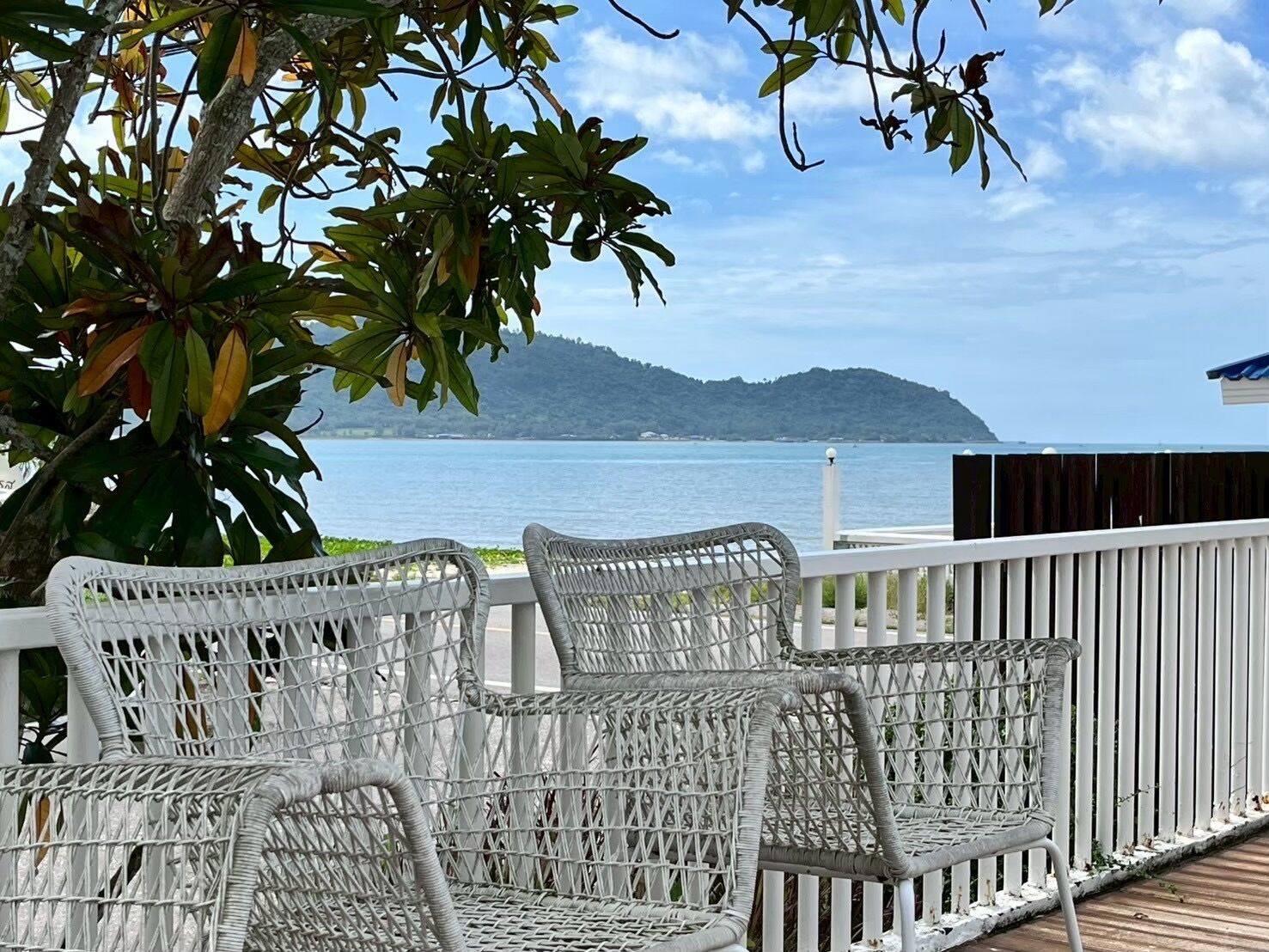 สระว่ายน้ำกลางแจ้ง เปิด 7:00 น. ถึง 14:00 น., เก้าอี้อาบแดดริมสระ