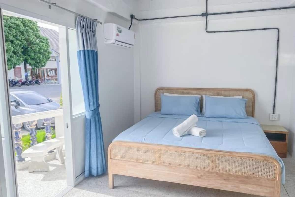 Escritorio, cortinas blackout, wifi gratis y ropa de cama