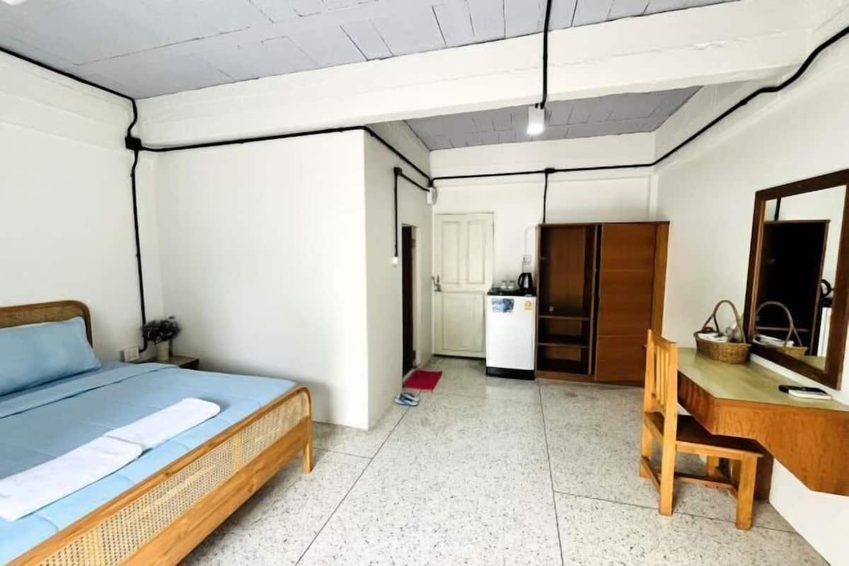 Escritorio, cortinas blackout, wifi gratis y ropa de cama