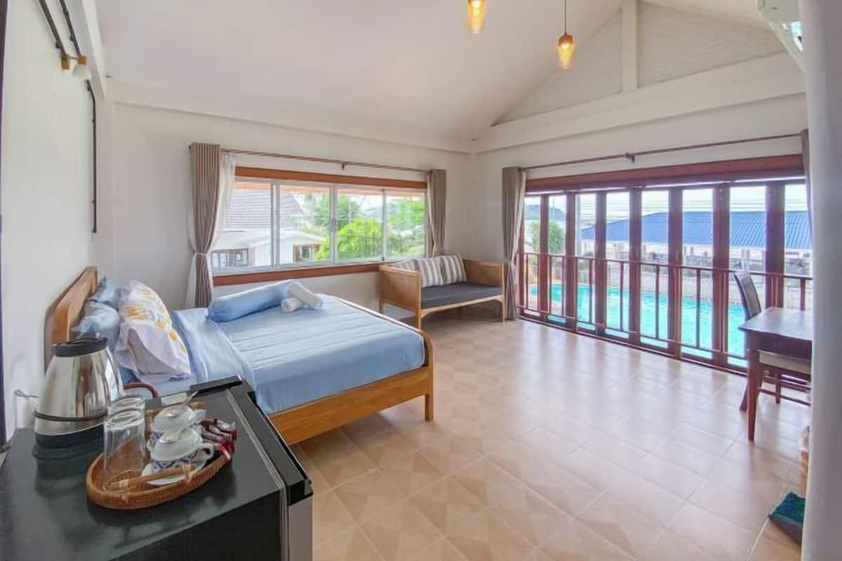 Escritorio, cortinas blackout, wifi gratis y ropa de cama
