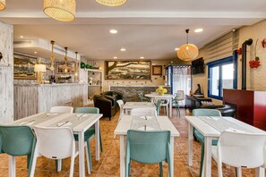 32-inch Smart TV with cable channels - Hostal La Fonda (Cadaqués)
