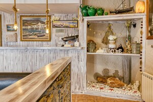 Habitación doble, baño privado | Zona de estar | Smart TV de 32 pulgadas con canales por cable