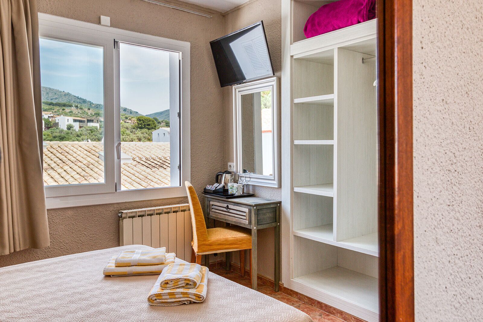 Dobbeltrom, eget bad | Barnesenger (inkludert), wi-fi (inkludert) og sengetøy