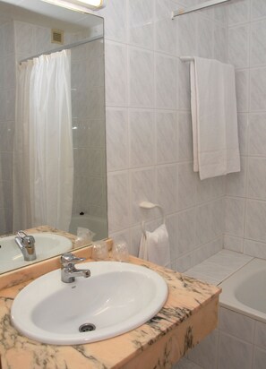 Kostenlose Toilettenartikel, Handtücher