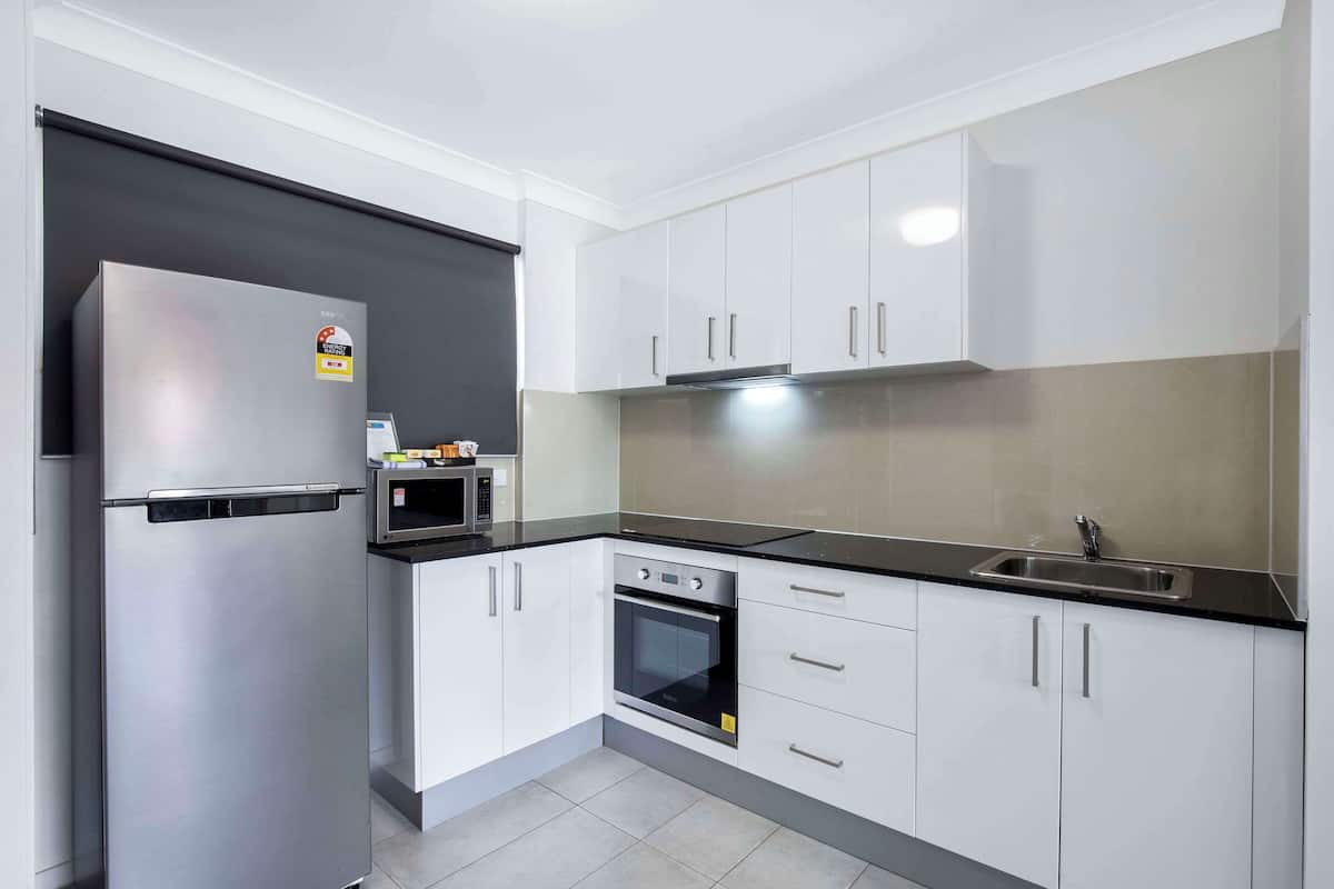Zimmer, 1 King-Bett (Kitchen Facilities) | Verdunkelungsvorhänge, schallisolierte Zimmer, Bügeleisen/Bügelbrett