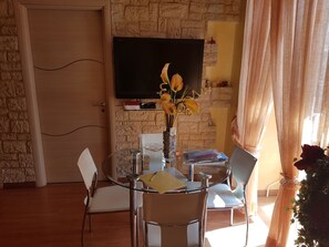 Apartament superior, 2 dormitoris | Sala d'estar | Televisor de pantalla plana 
