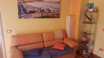 Departamento superior, 2 habitaciones | Área de sala de estar | Televisión de pantalla plana