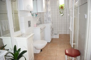 Family Apartment, 2 Bedrooms, Garden View | Bathroom