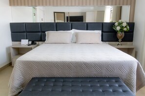 Minibar, escritorio, cortinas blackout y sistema de insonorización 