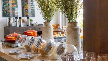 Café da manhã com buffet grátis todos os dias