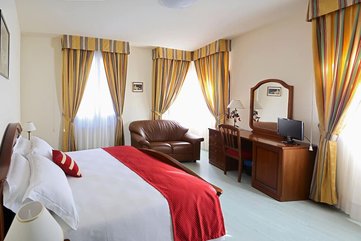 premium bedding, desk, soundproofing, free wifi