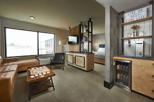 Suíte superior, 1 cama King, para não fumantes | Área de estar | TV de tela plana 42 polegadas com canais digitais, TV