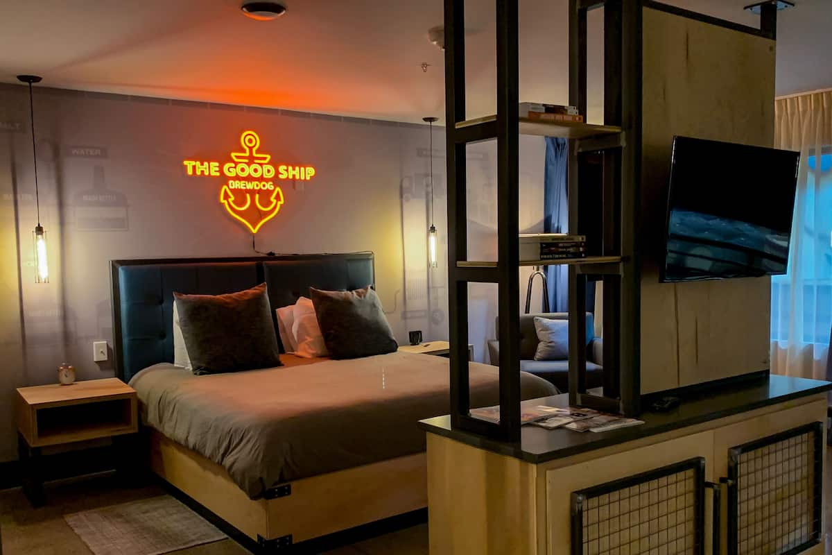 Signature-Suite, 1 King-Bett, Nichtraucher | Minibar (mit einigen kostenlosen Artikeln), Zimmersafe