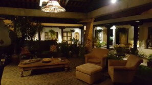 Interior entrance - Hotel La Casa de Don Pedro (Antigua Guatemala)