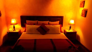 A hotel room with a large bed, two bedside tables with lamps, and a headboard. - Hotel La Casa de Don Pedro (Antigua Guatemala)