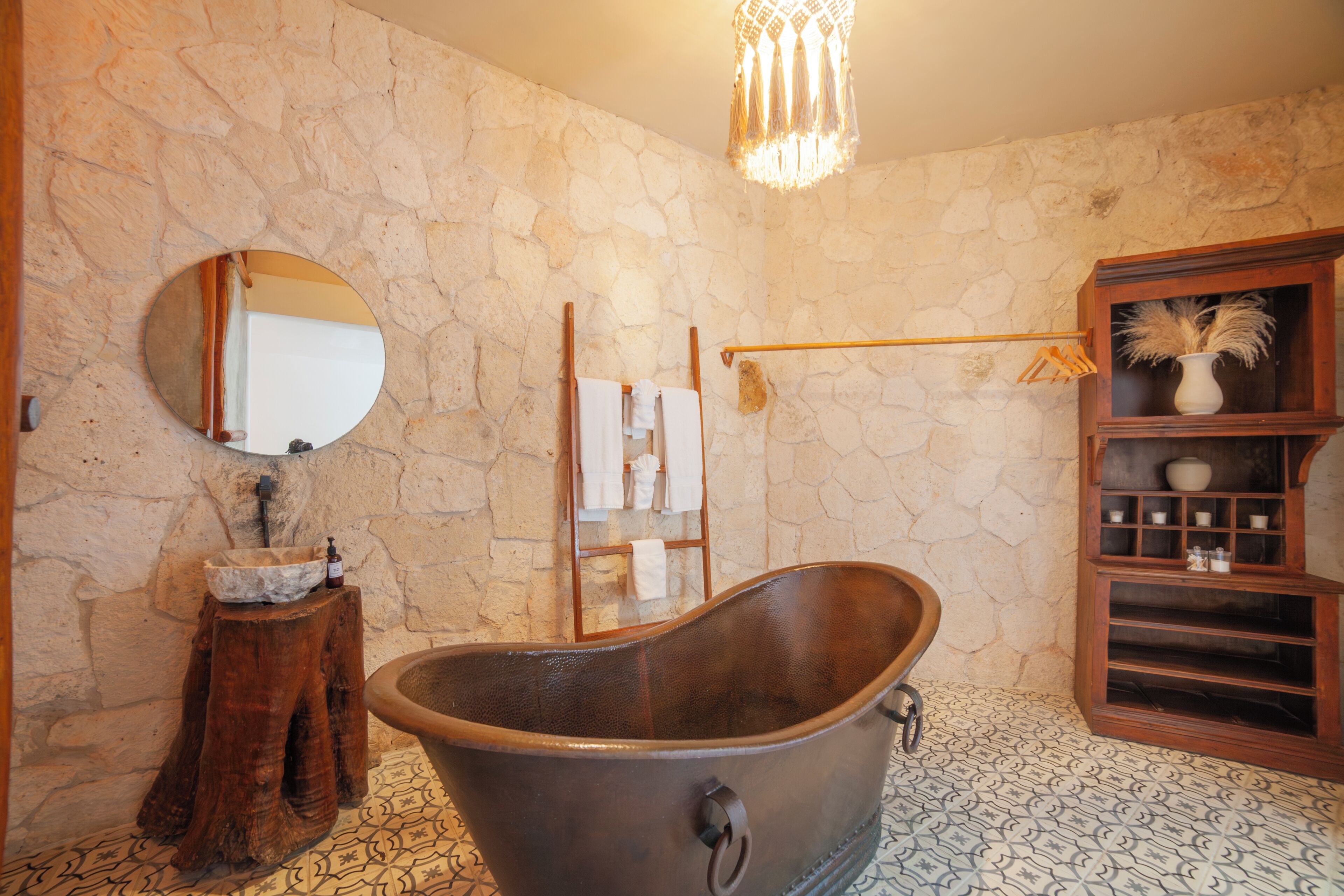 Ducha, cabezal de ducha tipo lluvia, secador de pelo, toallas