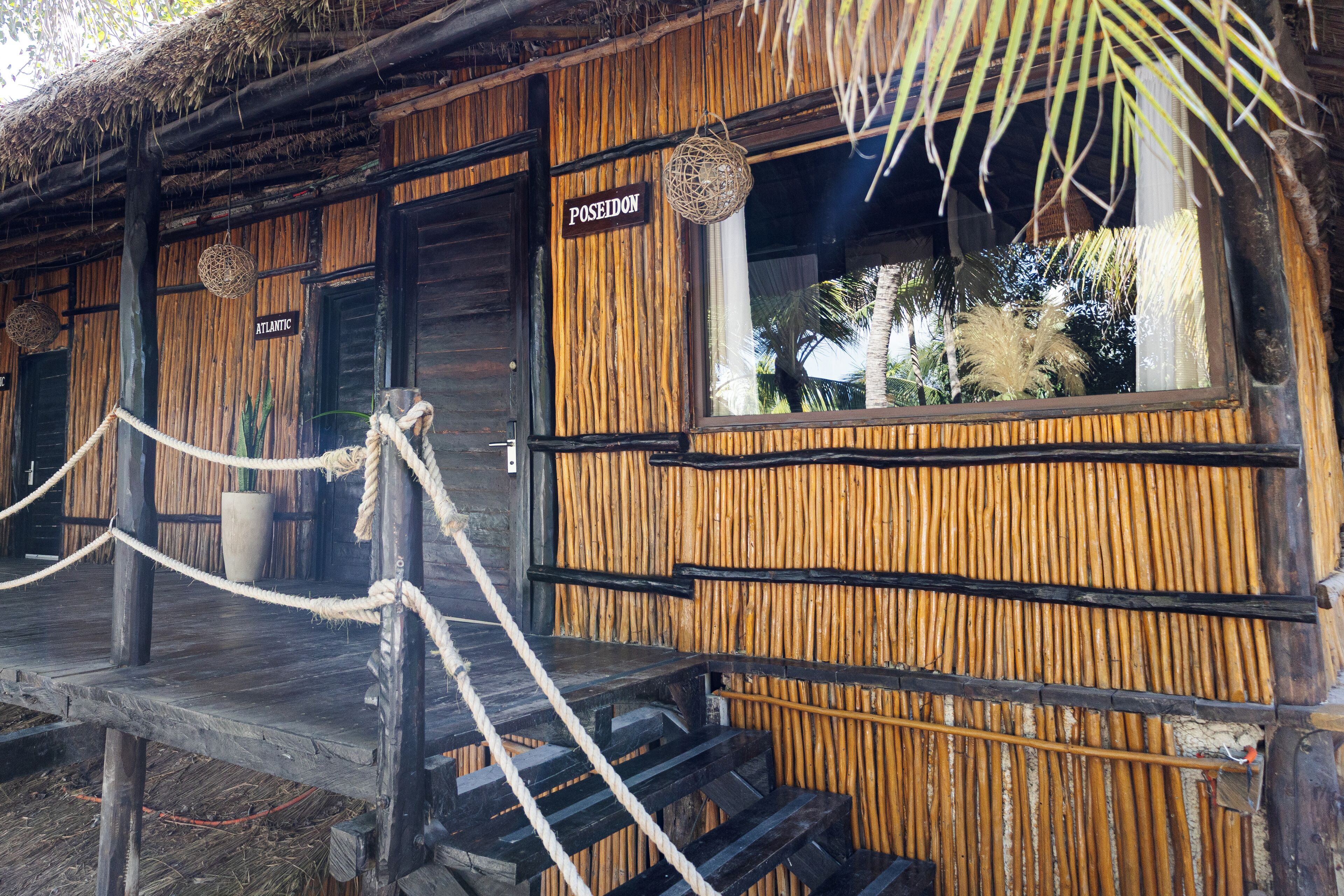 Un bâtiment en bois sur lequel on peut lire les inscriptions « Poséidon » et « Atlantique ».