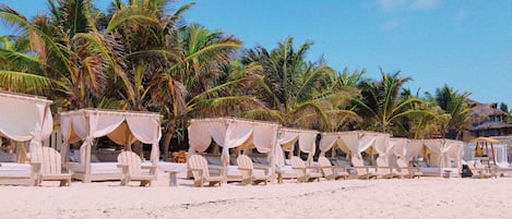 Plage privée, sable blanc, cabines gratuites, chaises longues