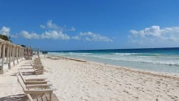 Playa privada, playa de arena blanca y camas de playa gratuitas