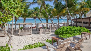 Privat strand, hvit sand, strandtelt (inkludert) og solsenger