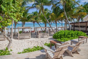 Playa privada, arena blanca, cabañas de uso gratuito y tumbonas