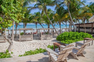 Playa privada, arena blanca, cabañas de uso gratuito y tumbonas