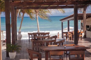 Serviço de café da manhã e almoço, vistas para a praia 