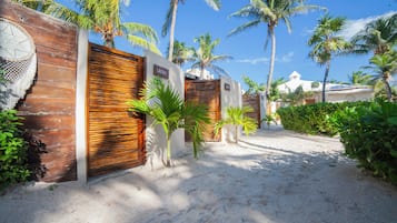 Habitación básica | Ropa de cama de alta calidad, edredón y camas con pillow-top