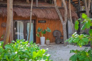 Double Eco-Cabana Garden View | Bộ đồ giường cao cấp, chăn bông, nệm có lớp đệm bông 