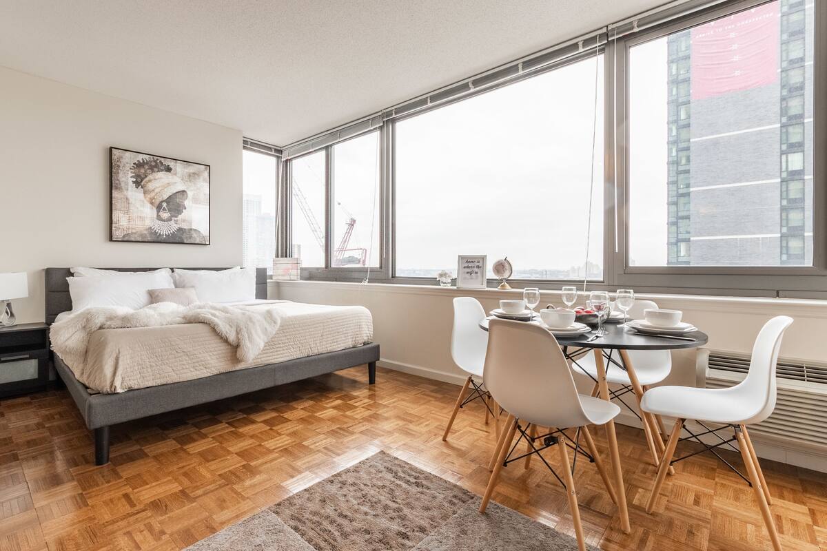 Economy Studio, 1 King Bed, Non Smoking, Kitchen | Egyptian cotton sheets, premium bedding, down duvets, memory-foam beds