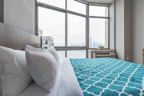 Panorama penthouse, 3 slaapkamers, terras, uitzicht op stad | Lakens van Egyptisch katoen, luxe beddengoed, donzen dekbedden