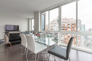 Deluxe appartement, 2 slaapkamers, toegang tot zwembad, uitzicht op stad | Dineren in de kamer