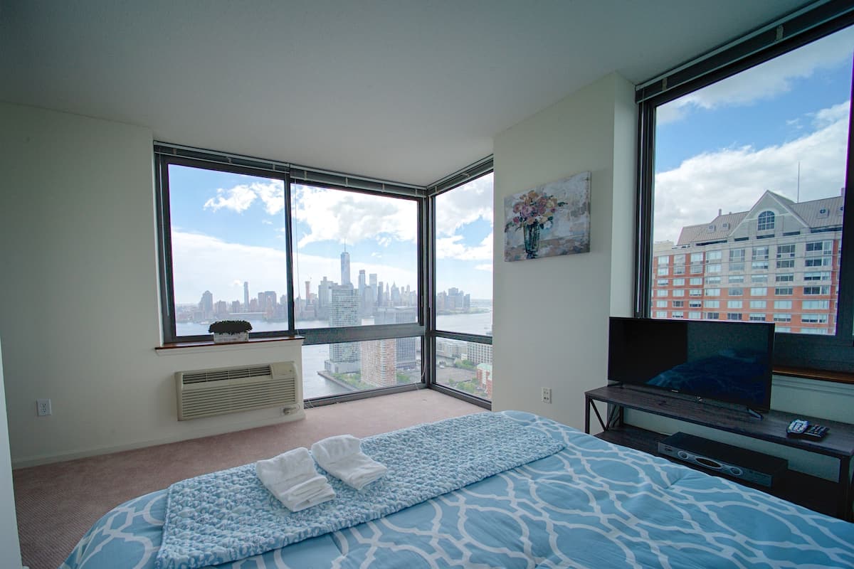 Senior Apartment, 2 Bedrooms, 2 Bathrooms, City View | Egyptian cotton sheets, premium bedding, down duvets, memory-foam beds