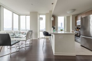Appartement Deluxe, 2 chambres, accès piscine, vue ville | Cuisine privée | Réfrigérateur, micro-ondes, four, plaque de cuisson