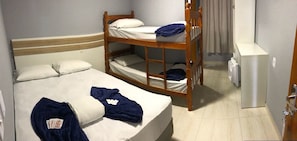 Quarto quádruplo família | Frigobar, cortinas blackout, ferros/tábuas de passar roupa