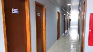 Un pasillo con puertas numeradas 202 y 204, que dan a varias habitaciones.