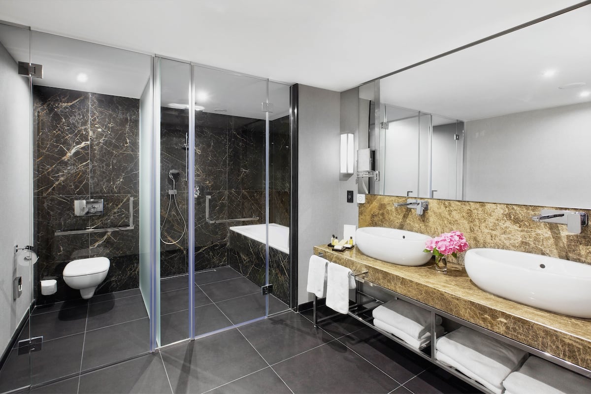 Hochwertige Bettwaren, Daunenbettdecken, Zimmersafe, Schreibtisch