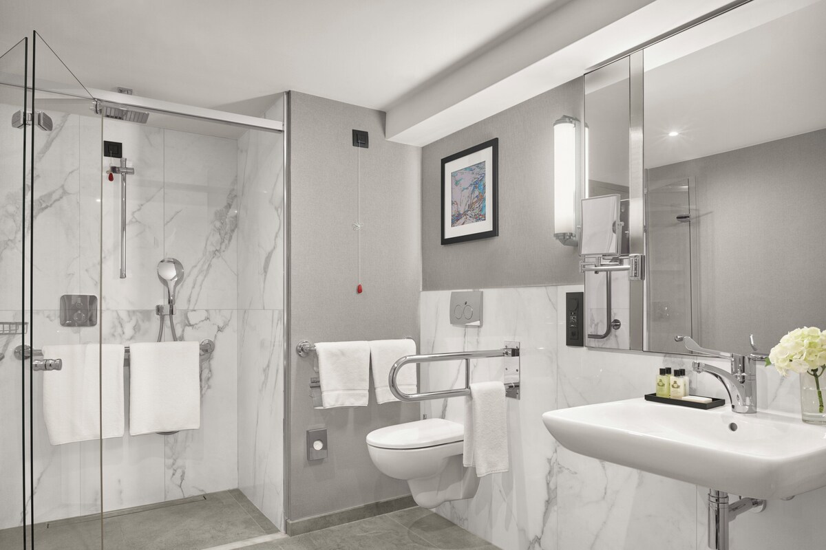 Habitación clásica, 1 cama de matrimonio grande, bañera accesible | Ropa de cama de alta calidad, edredones de plumas, caja fuerte