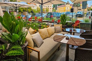 3 restaurantes, se sirve desayuno 