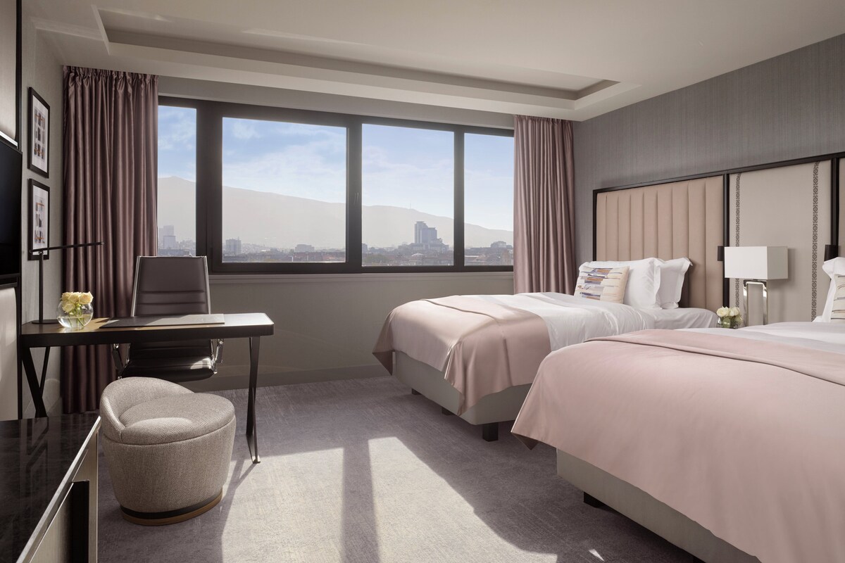 Habitación clásica, 2 camas individuales, Acceso al salón del club, vistas a la montaña | Ropa de cama de alta calidad, edredones de plumas, caja fuerte