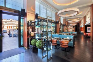 3 restaurants, breakfast served