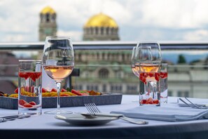 3 restaurants servant le petit déjeuner, le déjeuner et le dîner