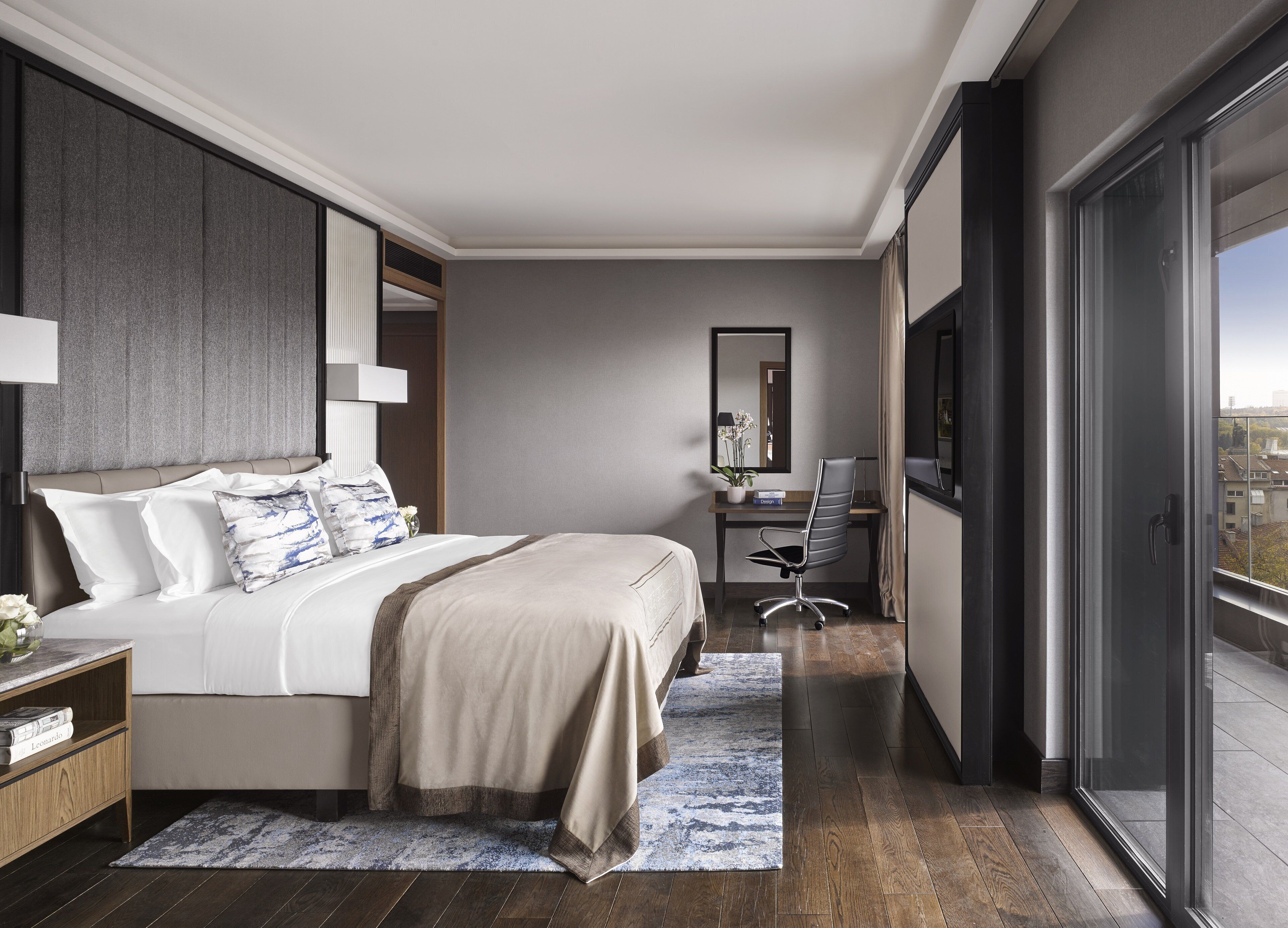 Suite, 1 Bedroom, Terrace (Vitosha View) | Peralatan tempat tidur premium, gebar bulu kapas, peti besi dalam bilik 